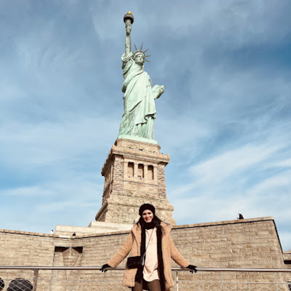 Meet your Posher, Adria isabel